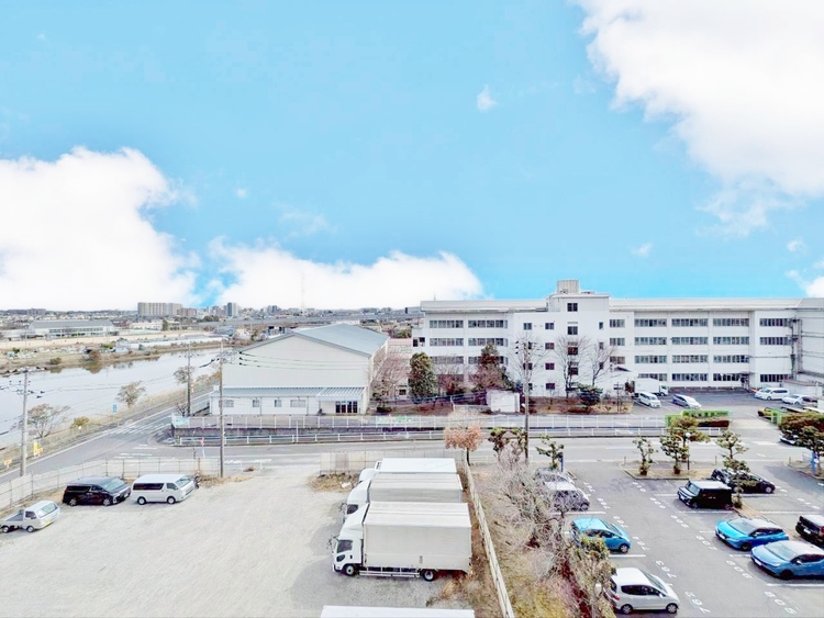 バルコニー 窓を開けると広がる青空。心をリフレッシュして日々を過ごしていきましょう。