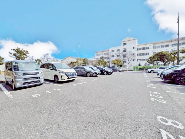 駐車場 本物件の駐車スペースです。車種制限のある場合もございますので、お気軽にお問い合わせくださいませ。