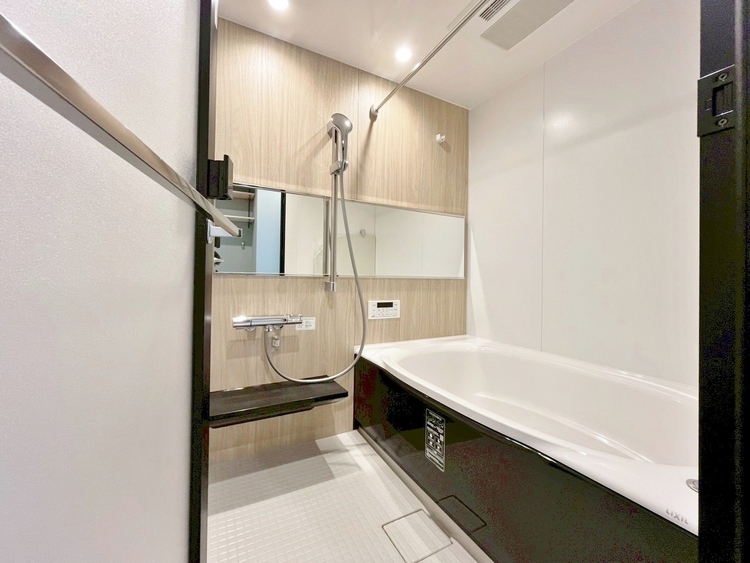 風呂 一日の疲れを癒すバスルームは、心地よいリラックスを叶える清潔感溢れる空間です。