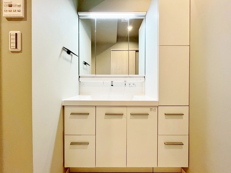 洗面 何かと物が増える場所だからこそ、スッキリと見映えの良い空間に。