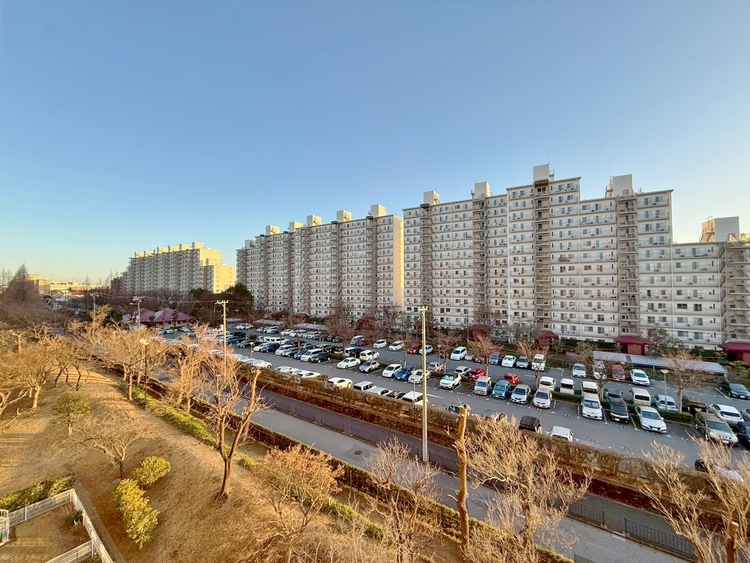 バルコニー 窓を開けると広がる青空。心をリフレッシュして日々を過ごしていきましょう。