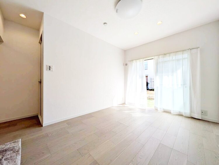 居間 忙しく過ぎゆく日常を置き去るほど、ゆったりした時間が流れるリビング。