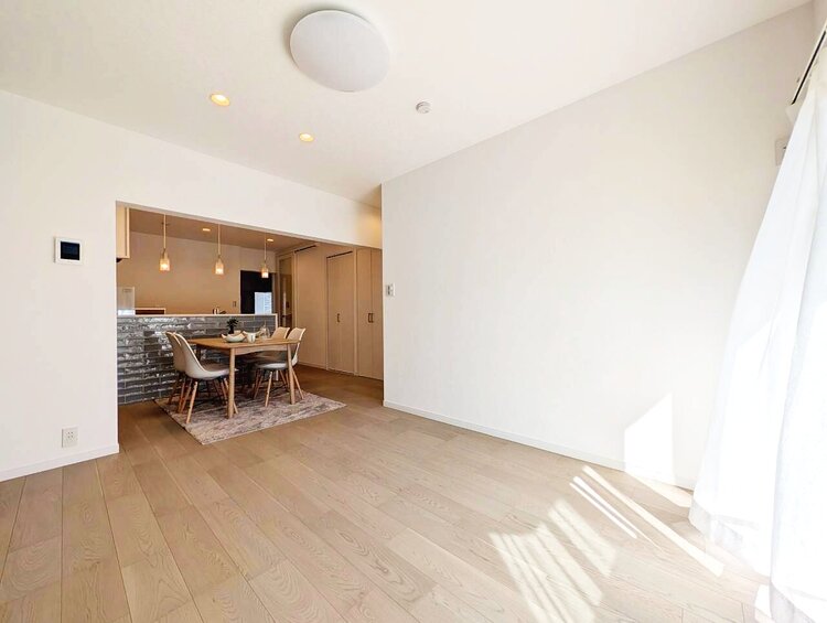 居間 居心地の良い空気感は、暮らしのステージを彩り、心からのやすらぎと満足感を与えてくれます。