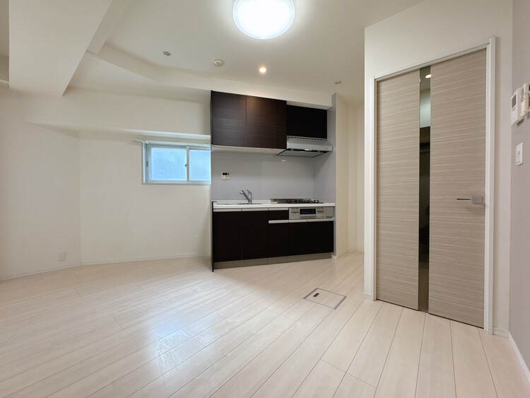 居間 忙しく過ぎゆく日常を置き去るほど、ゆったりした時間が流れるリビング。