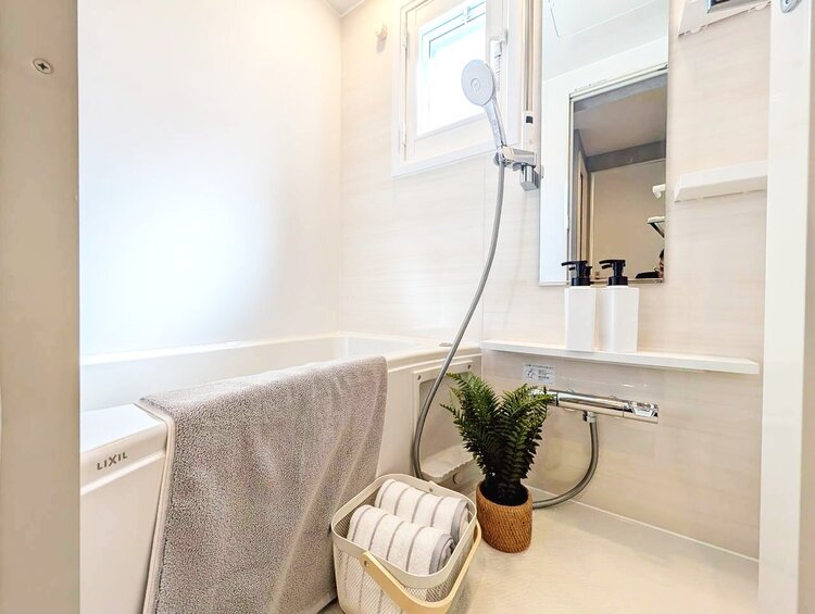 風呂 一日の疲れを癒すバスルームは、心地よいリラックスを叶える清潔感溢れる空間です。