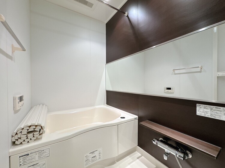 風呂 一日の疲れを癒すバスルームは、心地よいリラックスを叶える清潔感溢れる空間です。