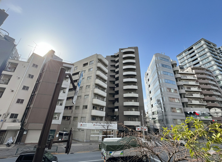 バルコニー 窓を開けると広がる青空。心をリフレッシュして日々を過ごしていきましょう。