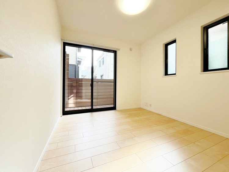 寝室 ベッドも十分に設置するスペースがあります。