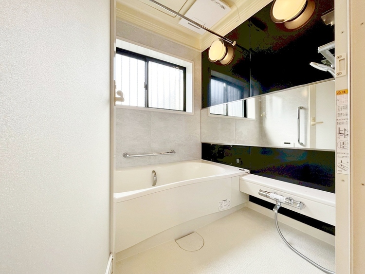 風呂 一日の疲れを癒すバスルームは、心地よいリラックスを叶える清潔感溢れる空間です。