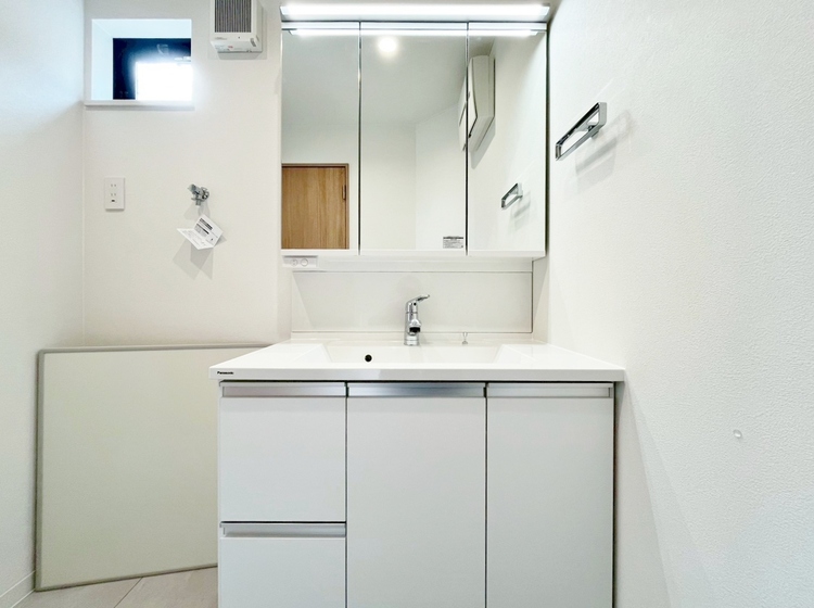 洗面 何かと物が増える場所だからこそ、スッキリと見映えの良い空間に。