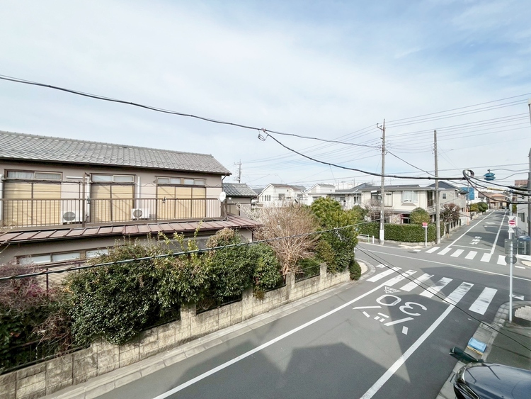 バルコニー 窓を開けると広がる青空。心をリフレッシュして日々を過ごしていきましょう。