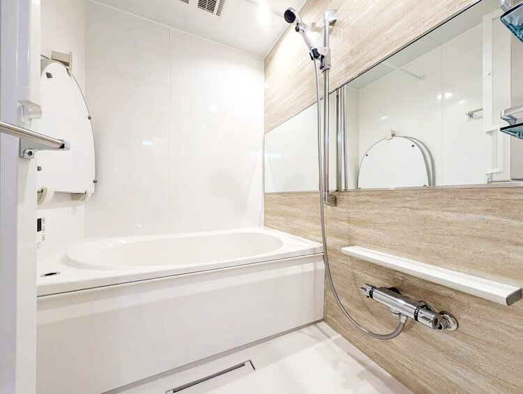 風呂 一日の疲れを癒すバスルームは、心地よいリラックスを叶える清潔感溢れる空間です。