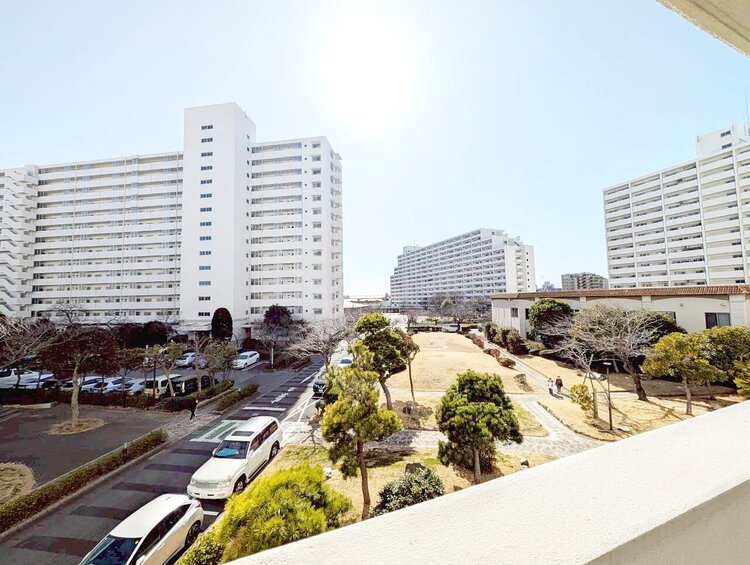 バルコニー 窓を開けると広がる青空。心をリフレッシュして日々を過ごしていきましょう。