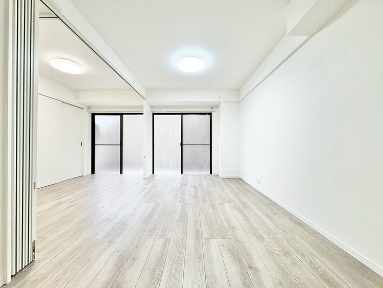 居間 居心地の良い空気感は、暮らしのステージを彩り、心からのやすらぎと満足感を与えてくれます。