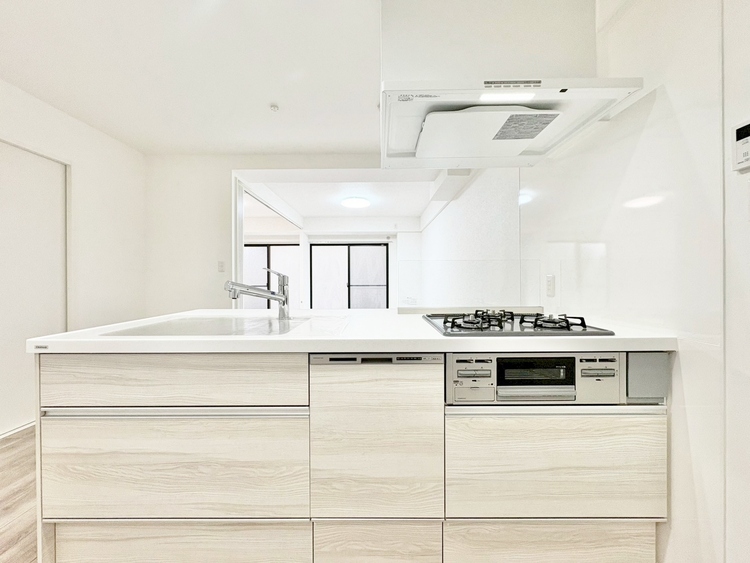 キッチン スマートな意匠と充実の機能を備えたキッチンが、暮らしにおいしい彩りを添えます。