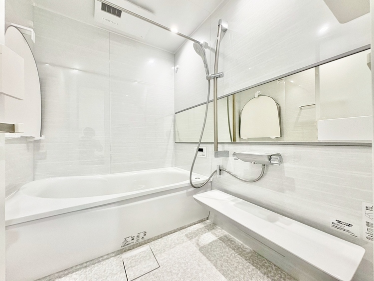 風呂 一日の疲れを癒すバスルームは、心地よいリラックスを叶える清潔感溢れる空間です。