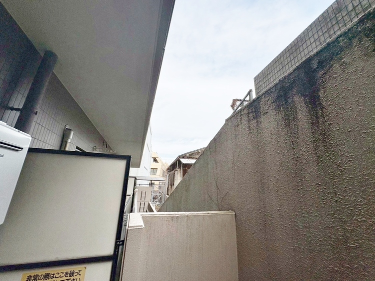 バルコニー 窓を開けると広がる青空。心をリフレッシュして日々を過ごしていきましょう。