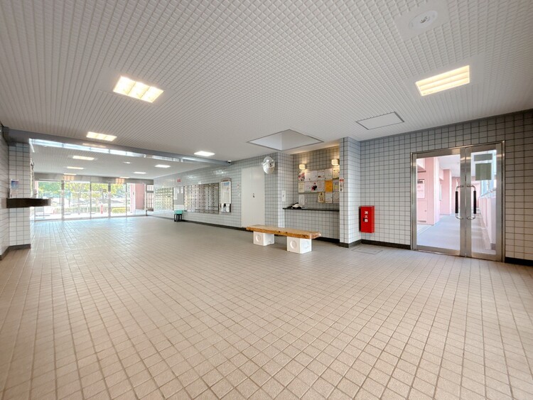 エントランス エントランス内部は、管理が行き届き清潔な共有スペースとなっています。