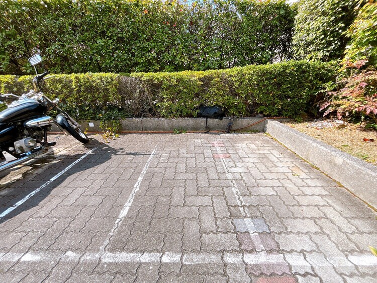 駐車場 本物件の駐車スペースです。車種制限のある場合もございますので、お気軽にお問い合わせくださいませ。