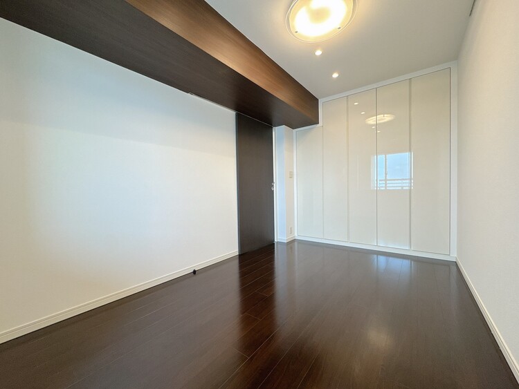 寝室 ベッドも十分に設置するスペースがあります。