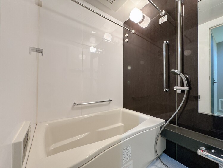 風呂 一日の疲れを癒すバスルームは、心地よいリラックスを叶える清潔感溢れる空間です。