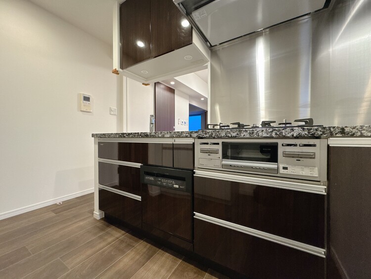 キッチン スマートな意匠と充実の機能を備えたキッチンが、暮らしにおいしい彩りを添えます。