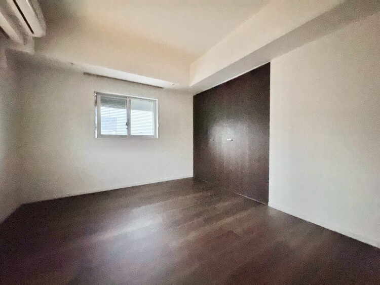 寝室 ベッドも十分に設置するスペースがあります。