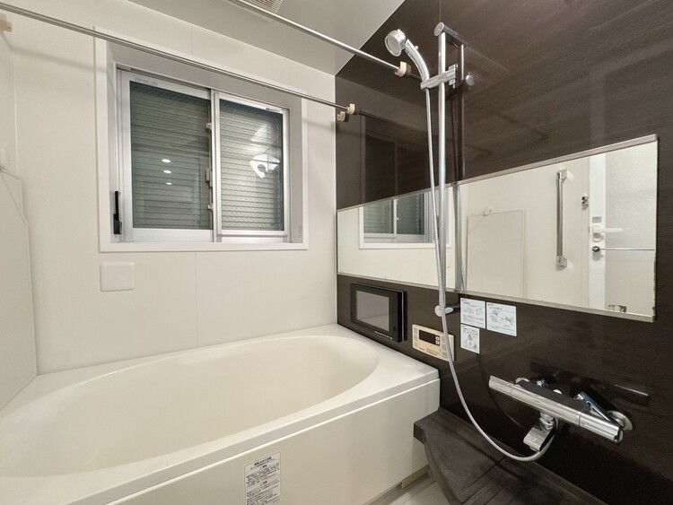 風呂 一日の疲れを癒すバスルームは、心地よいリラックスを叶える清潔感溢れる空間です。