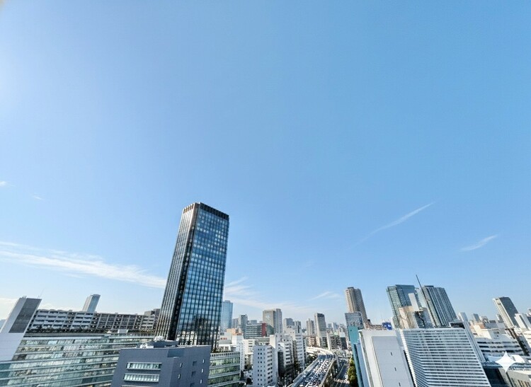 バルコニー 窓を開けると広がる青空。心をリフレッシュして日々を過ごしていきましょう。