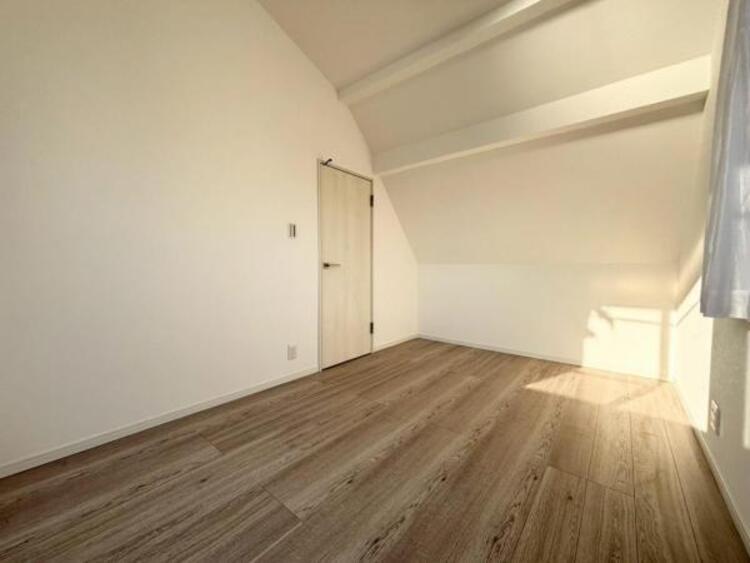 内装 一日の疲れをいやしてくれる主寝室。時を忘れて過ごす場所として過ごせるお部屋です。窓からたっぷりと陽光が注がれる明るい空間は家族の成長に対応できる永住仕様の間取り。