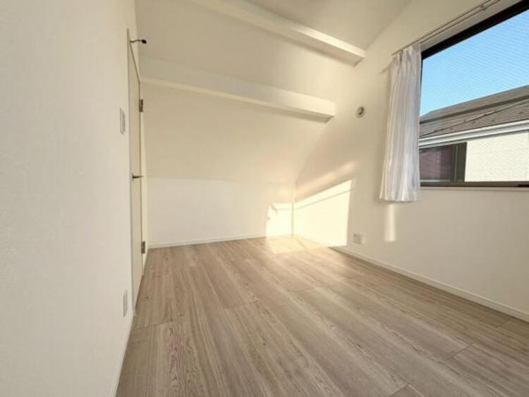 内装 住まう方自身でカスタマイズして頂けるように「シンプル」にデザインされた室内。自由度が高いので家具やレイアウトでお好みの空間を創り上げられます。