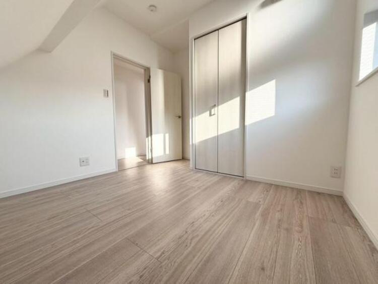 内装 過ぎ行く時間をゆったりと感じることができる落ち着いたお部屋。リビングで楽しく過ごした後はプライベートな時間を満喫できます。静かな環境でリラックスタイムをスタートさせてください。