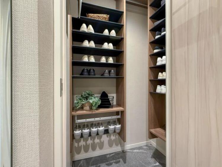 収納 収納スペースを広く設けていますので、たくさんある靴もすべて収納していただけます。