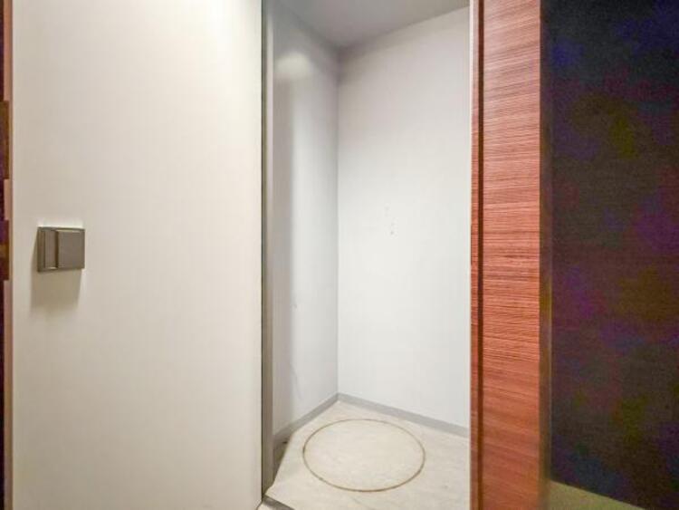 収納 玄関ポーチにあるトランクルーム。普段使わないものなど何でも片付く嬉しい空間です。