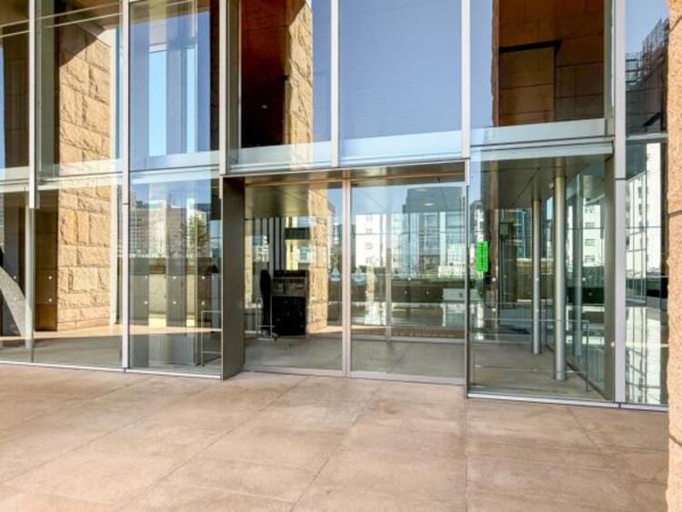 エントランス 住まいの顔ともいえるエントランスは、上品で洗練された印象に仕上がっています。