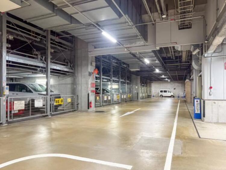 駐車場 敷地内に設けられた駐車スペース。