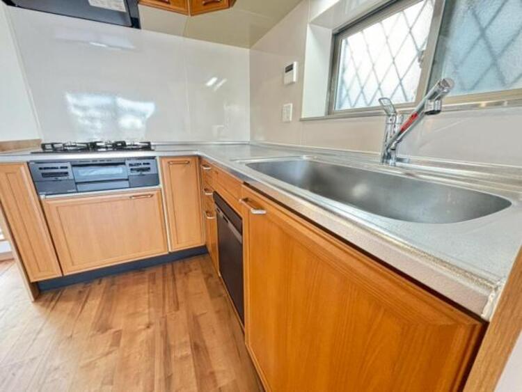 キッチン 家事動線の良い人気のL字型キッチン。少ない移動で食事を作る作業が行うことができ、ご家族を見守りながら食事を作れます。