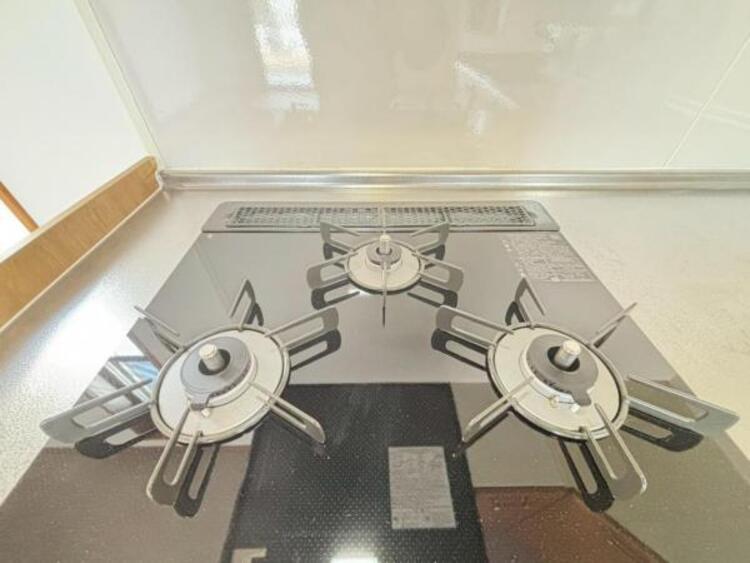 キッチン 料理の幅を拡げてくれる三口コンロの使いやすいシステムキッチンを採用。