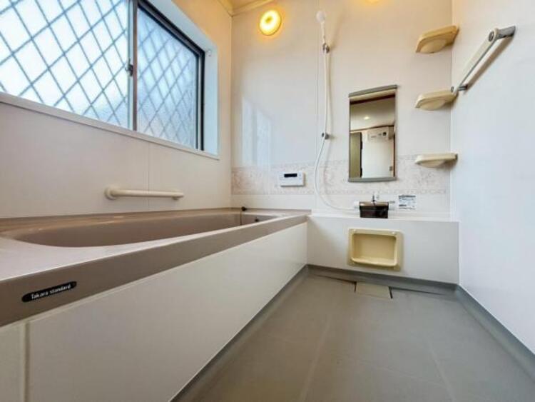 風呂 光に照らし出されたバスルーム。広い浴槽にゆっくりと身を沈め深く瞑想をすれば、また新たな活力が膨らんできます。