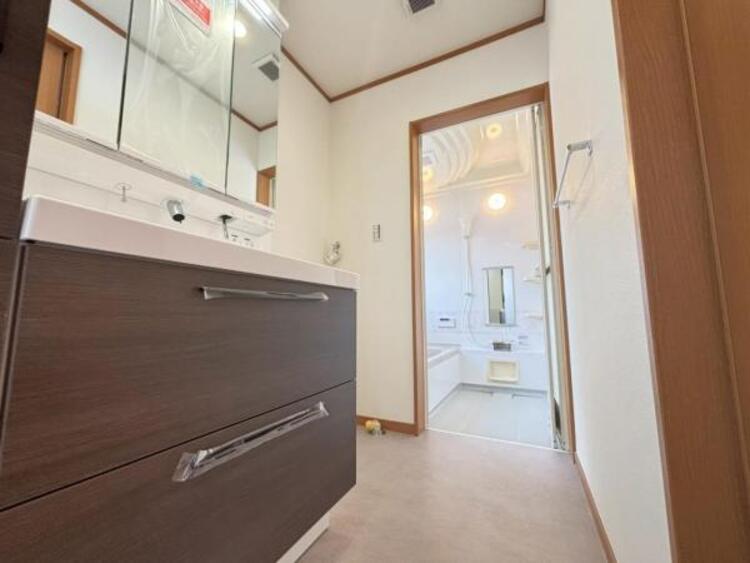 洗面 上質な温かみを持つカラーのワイドな洗面台は収納力もあり、いつでもすっきりとした洗面室に。