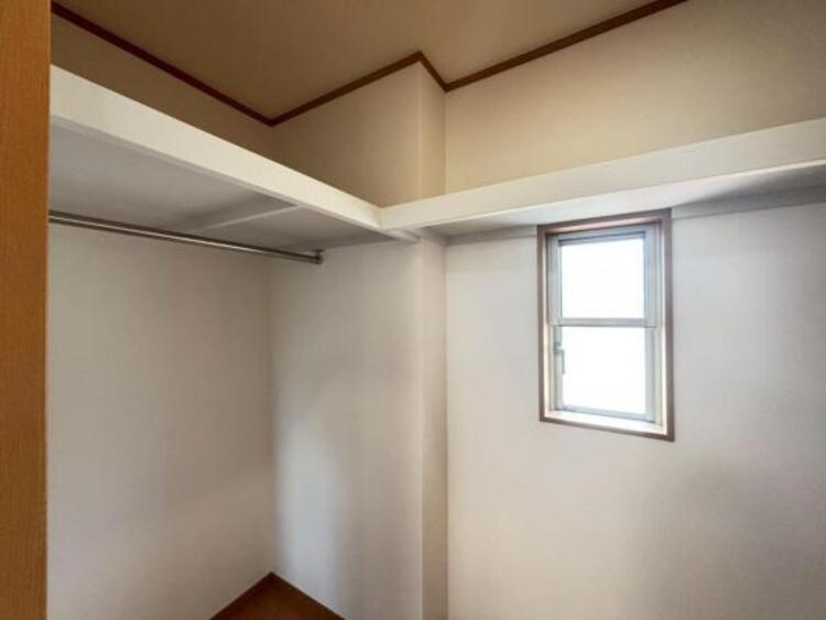 収納 たくさんの洋服をかけることができる収納力と取り出しやすさが魅力のWIC。スーツケース、ストック品など何でも収納できる嬉しい空間です。