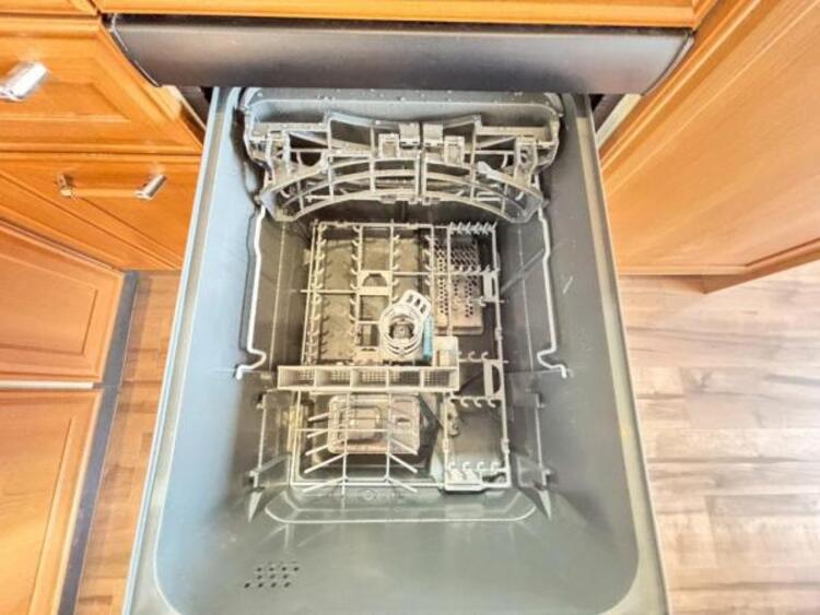 設備 食器洗浄乾燥機を標準装備。作動中は他の家事を並行して進めることができ、家事の時短と負担軽減につながります。高温、高圧水流で洗浄するため、除菌・消臭効果が期待でき、衛生面での安心感が高まります。また、手荒れの心配もなくなります。