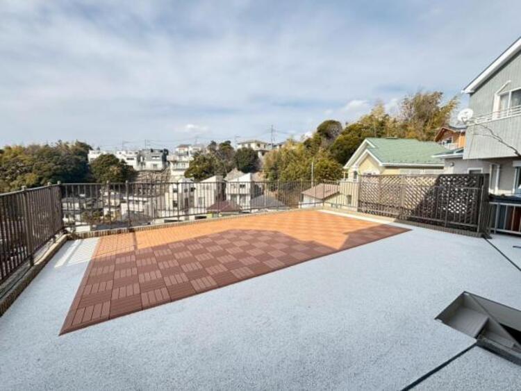 バルコニー 開放感のある広々としたテラス。気持ち良い晴天の日は、まったりしたひと時をお過ごし下さいませ。