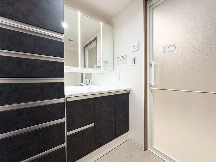 その他 清潔感を感じられる洗面化粧台。