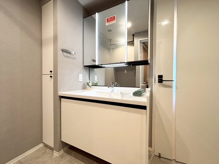 その他 清潔感を感じられる洗面化粧台。
