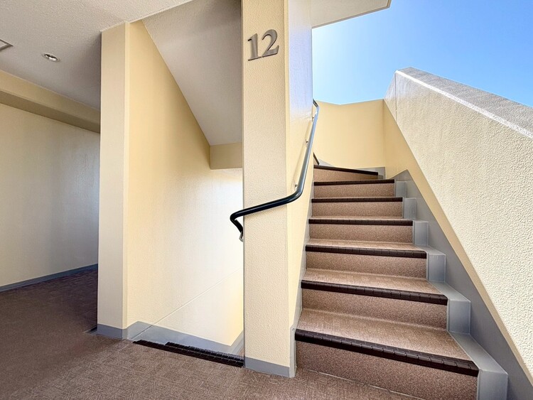 その他 共用部の階段です。明るく清潔に管理されています。