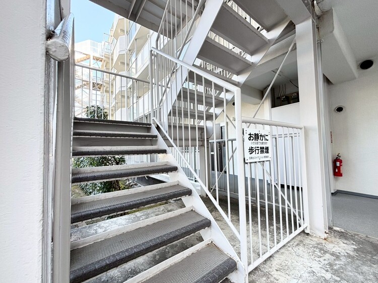 その他 共用部の階段です。明るく清潔に管理されています。