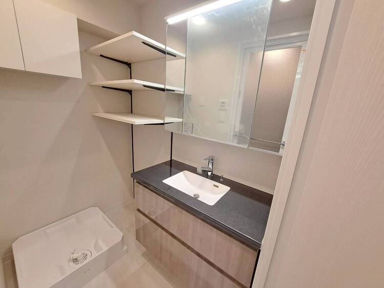 その他 清潔感を感じられる洗面化粧台。