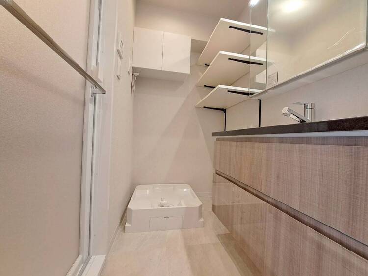 その他 十分な広さの脱衣所。