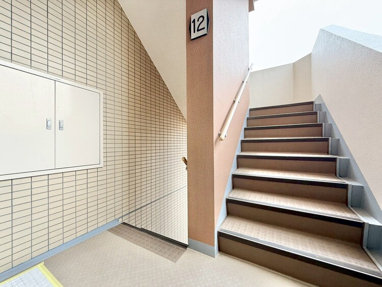 その他 共用部の階段です。明るく清潔に管理されています。